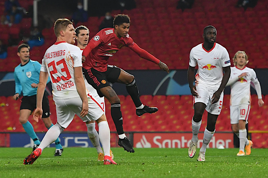 Wieder zappelt der Ball im Netz: Marcus Rashford (M.) schaut seinem dritten Tor hinterher...
