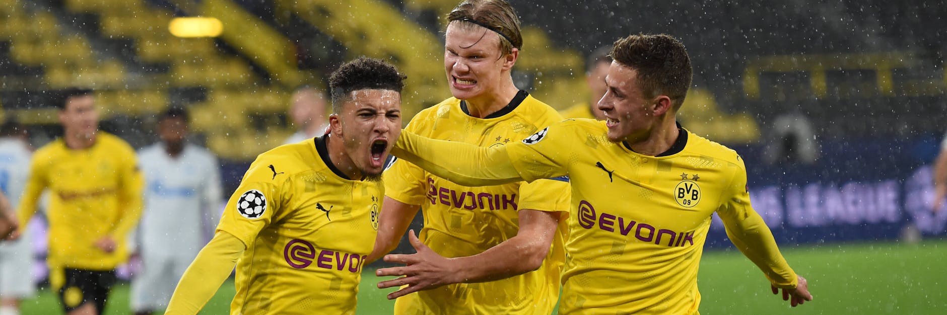 Hatten dann doch noch Grund zu jubeln: Dortmunds Torschützen Jadon Sancho (l.) und Erling Haaland (M.).