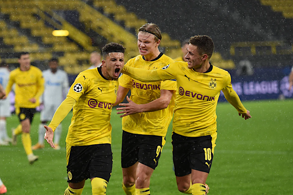 Hatten dann doch noch Grund zu jubeln: Dortmunds Torschützen Jadon Sancho (l.) und Erling Haaland (M.).
