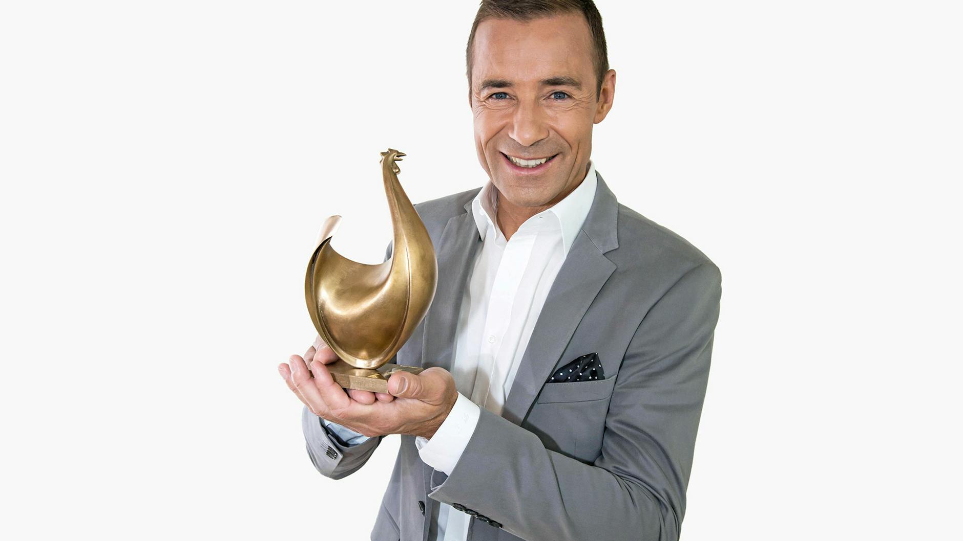 Moderator Kai Pflaume mit der überarbeiteten Goldenen Henne, die seit 2016 verliehen wird und die auch Herbert Köfer am Freitag bekommt.