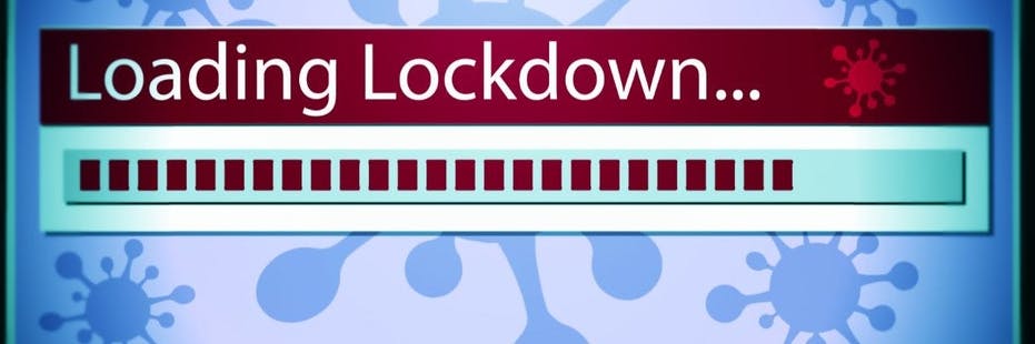 Stühle sind in einem geschlossenen Lokal auf die Tische gestellt.