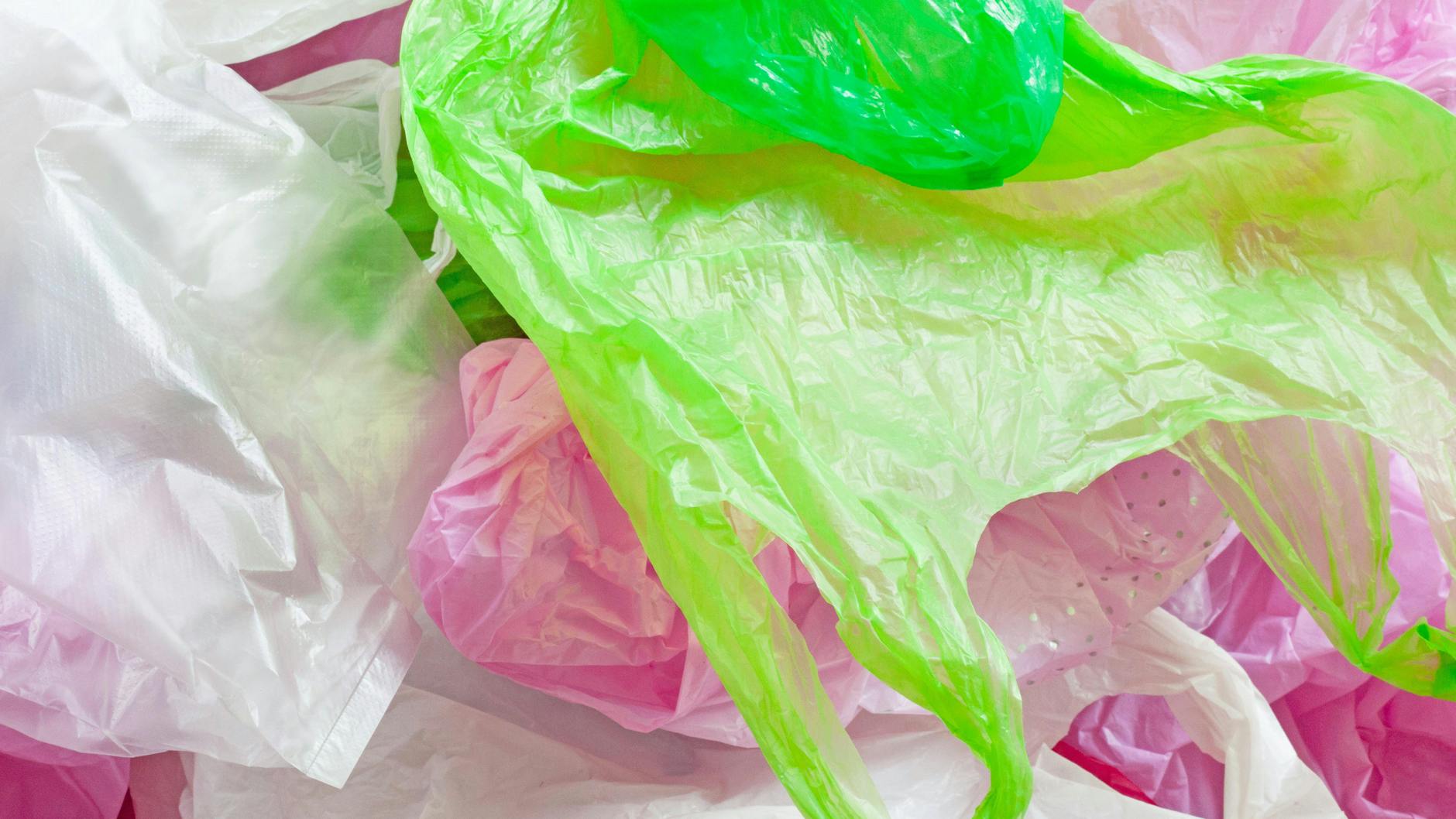 Plastiktüten bestehen meist aus dem Kunststoff Poylethylen.