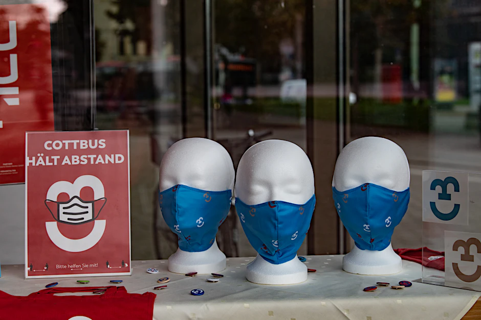 Masken im Schaufenster der Touristik-Information Cottbus.
