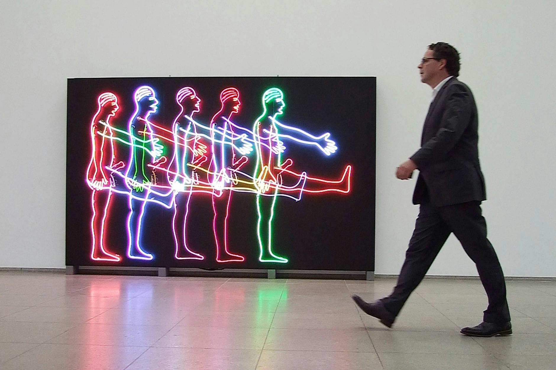 Udo Kittelmann vor einem Werk Bruce Naumans im Hamburger Bahnhof.
