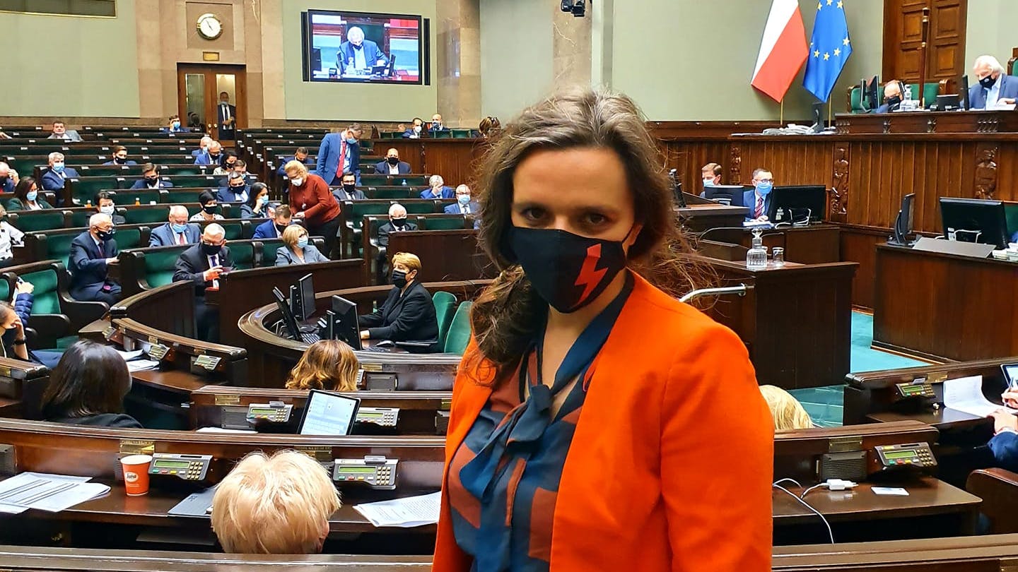 Die polnische Parlamentsabgeordnete Klaudia Jachira protestiert gegen Polens neues Abtreibungsverbot und demonstriert auf den Straßen von Warschau.