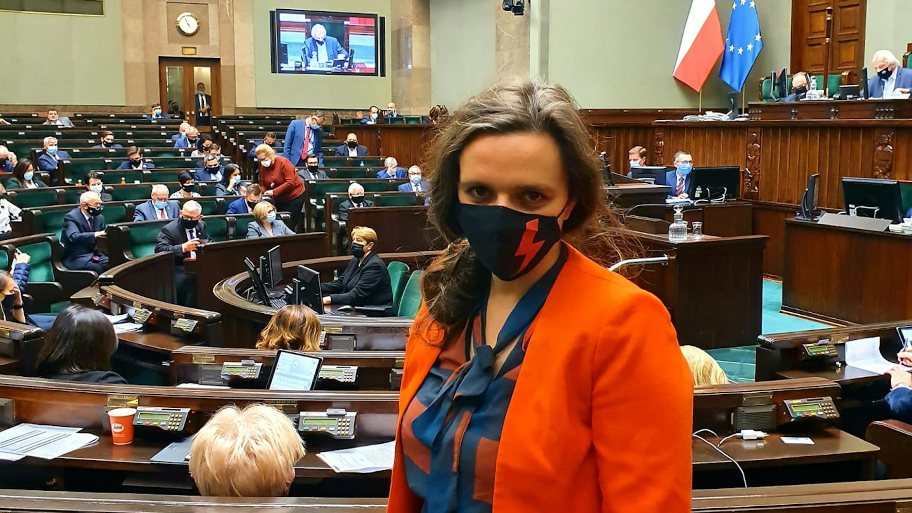 Die polnische Parlamentsabgeordnete Klaudia Jachira protestiert gegen Polens neues Abtreibungsverbot und demonstriert auf den Straßen von Warschau.