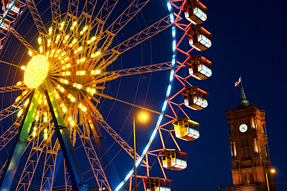 Das beleuchtete Riesenrad auf dem Weihnachtsmarkt am Roten Rathaus dreht sich jedes Jahr.