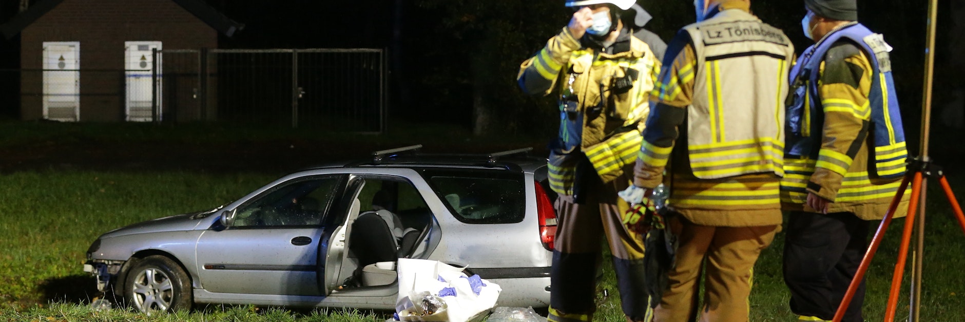 Das Unfall-Auto steht neben der Straße auf einer Wiese.&nbsp;