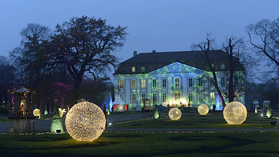 Weihnachten im Tierpark 2019: Das Schloss Friedrichsfelde strahlt in einer Licht-Installation.