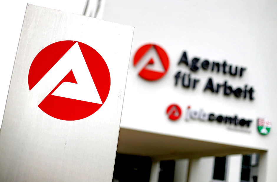 ARCHIV - 29.08.2016, Sachsen-Anhalt, Sangerhausen: Blick auf den Eingang der Agentur für Arbeit und Job Center (zu dpa «Viele Selbstständige wegen Corona-Krise auf Hartz IV angewiesen»). Foto: Jan Woitas/dpa-Zentralbild/dpa +++ dpa-Bildfunk +++