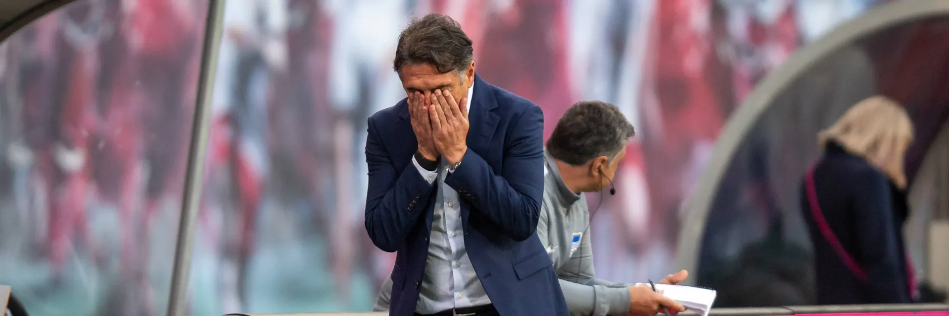 Hertha-Trainer Bruno Labbadia kann es nicht glauben. Seine Spieler bringen sich immer wieder um den Lohn ihrer Arbeit. 