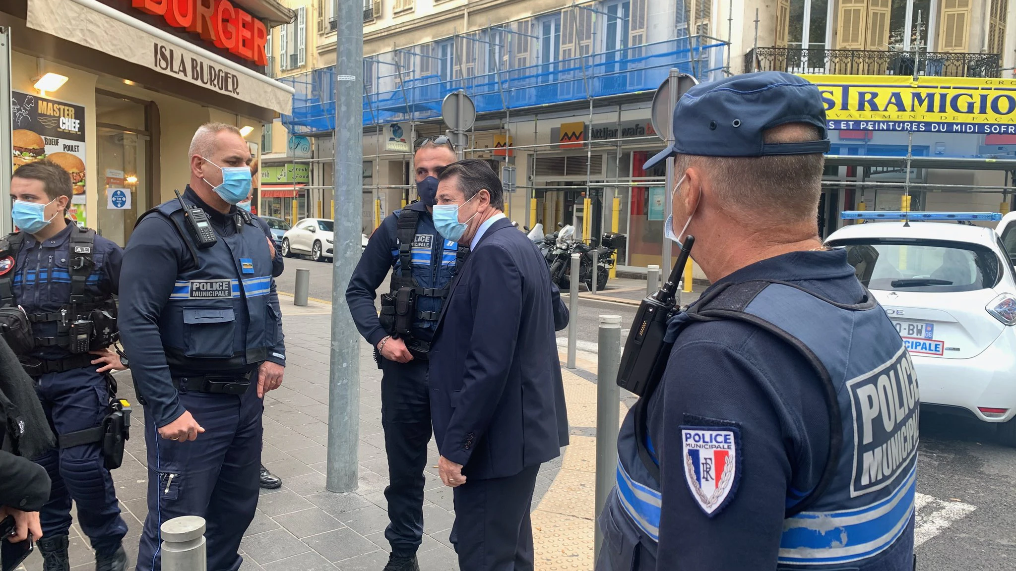 Christian Estrosi (2.v.r), Bürgermeister von Nizza, spricht mit Polizeibeamten am Ort eines Messerangriffs.&nbsp; &nbsp;