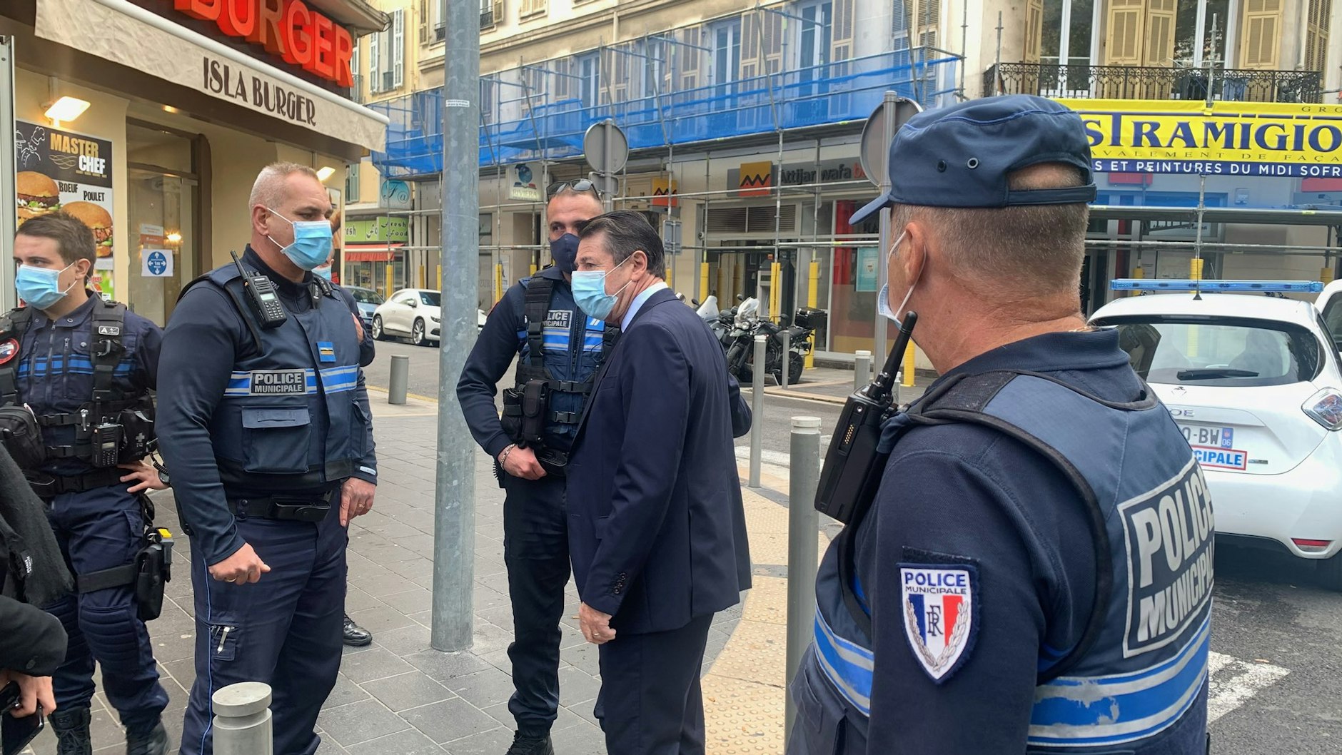 Christian Estrosi (2.v.r), Bürgermeister von Nizza, spricht mit Polizeibeamten am Ort eines Messerangriffs.&nbsp; &nbsp;