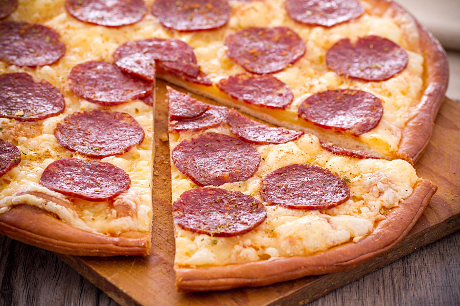 Wenn es schnell gehen soll, ist sie im Ofen im Nu fertig: eine Salami-Pizza (Symbolfoto).