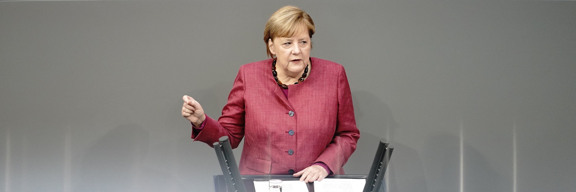 Kanzlerin Angela Merkel (CDU) gab im Bundestag eine Regierungserklärung zur Bewältigung der Corona-Pandemie ab.