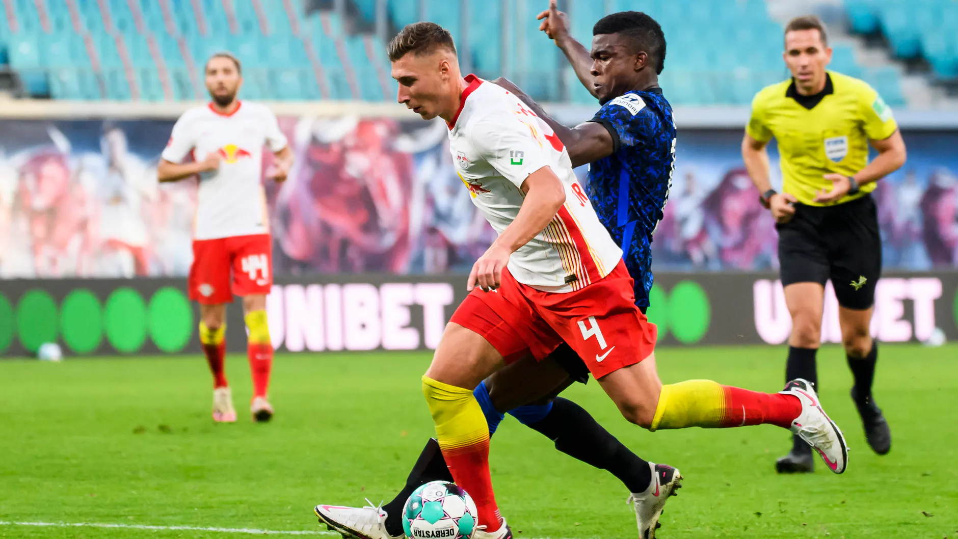 Zu viel gewollt: Stürmer Jhon Cordoba foulte Leipzigs Willi Orban und verursachte den entscheidenden Elfmeter. 