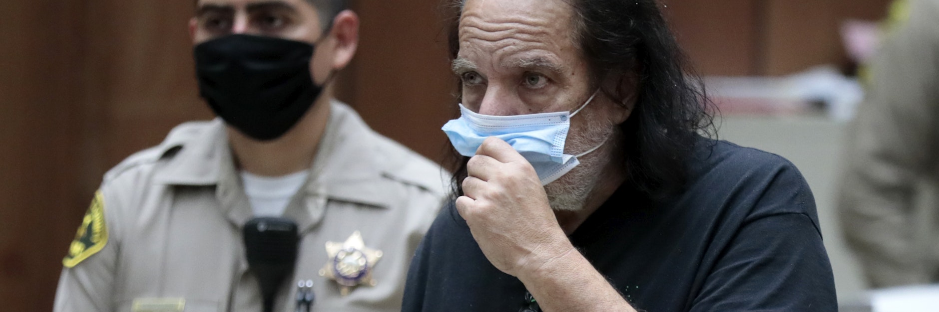 Der amerikanische Porno-Darsteller Ron Jeremy erscheint zur Anklage vor Gericht. Jeremy muss sich wegen weiterer Vorwürfe von Vergewaltigung und sexuellen Übergriffen vor Gericht verantworten. Foto: Robert Gauthier/Pool Los Angeles Times/AP/dpa +++ dpa-Bildfunk +++