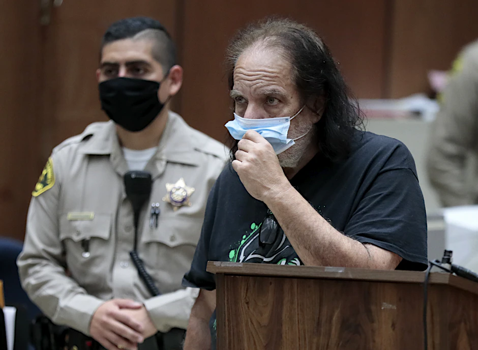 Der amerikanische Porno-Darsteller Ron Jeremy erscheint zur Anklage vor Gericht. Jeremy muss sich wegen weiterer Vorwürfe von Vergewaltigung und sexuellen Übergriffen vor Gericht verantworten. Foto: Robert Gauthier/Pool Los Angeles Times/AP/dpa +++ dpa-Bildfunk +++