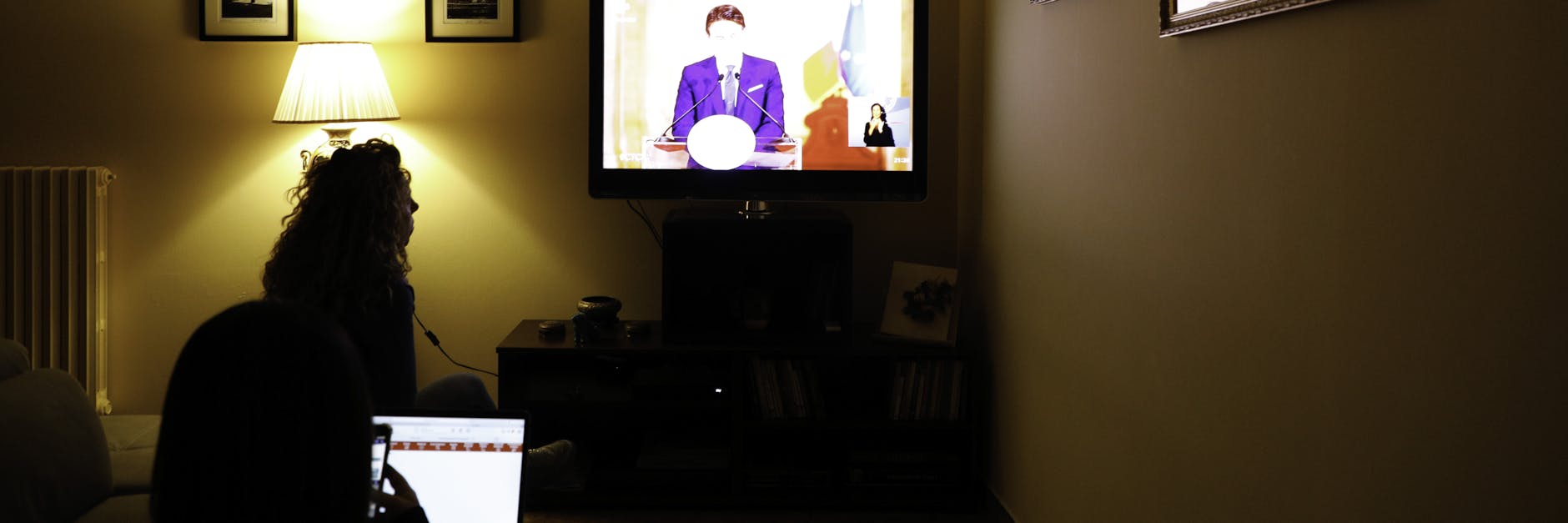 Viele Menschen schauen beim Fernsehen auch aufs Handy oder auf den Laptop.