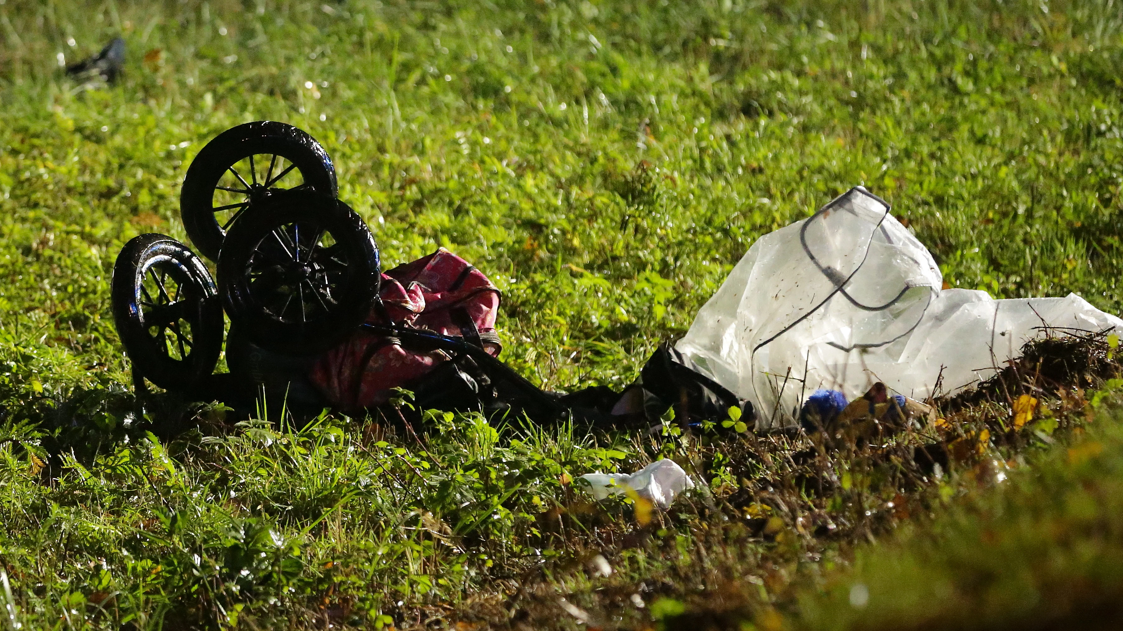 Ein zerstörter Kinderwagen liegt nach dem Unfall auf der Wiese.&nbsp;&nbsp;