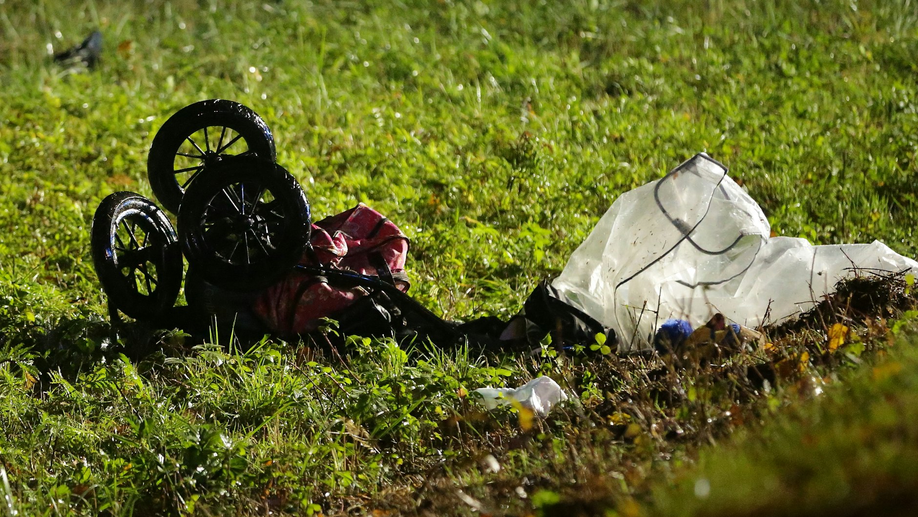 Ein zerstörter Kinderwagen liegt nach dem Unfall auf der Wiese.&nbsp;&nbsp;