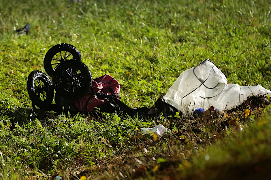 Das Unfall-Auto steht neben der Straße auf einer Wiese.&nbsp;