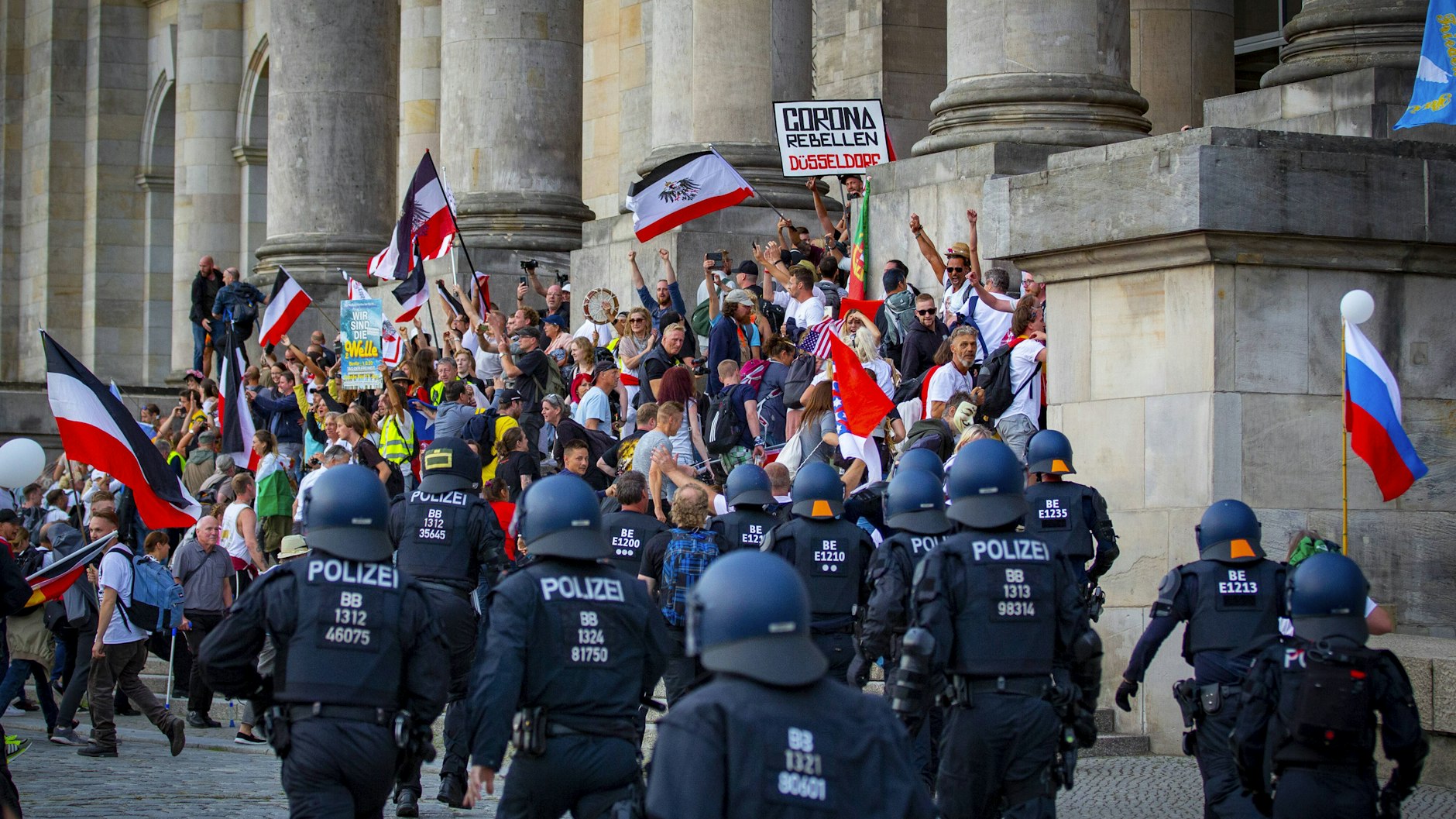 Polizeieinsatz am Reichstag: Demonstranten hatten am 29. August die Absperrungen durchbrochen. Das neue Gesetz könnte solche Erstürmungen einfacher machen, befürchten Kritiker.
