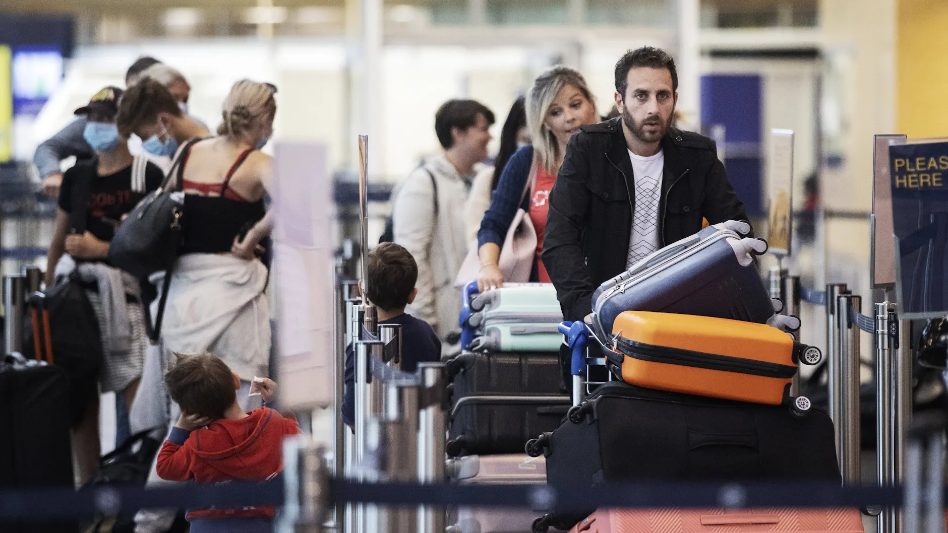 Reisende am Flughafen von Stockholm: Maske trägt so gut wie niemand, Kontaktbeschränkungen werden auch eher lax gehandhabt.