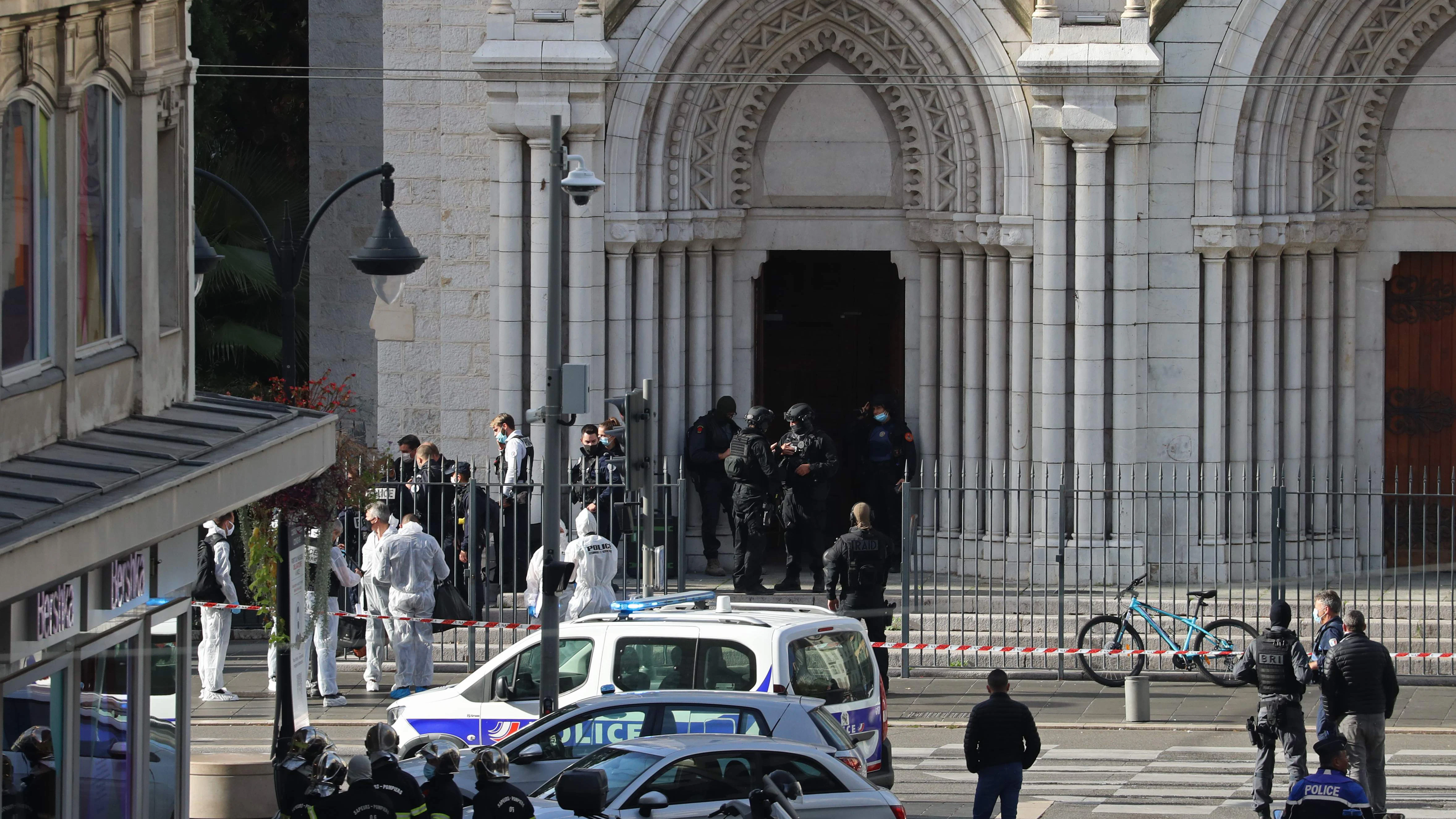 Polizisten der Eliteeinheit Raid treffen ein, um die Kirche Notre-Dame nach einem Messerangriff zu durchsuchen.&nbsp;