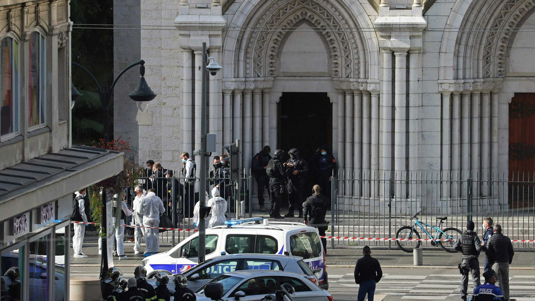 Polizisten der Eliteeinheit Raid treffen ein, um die Kirche Notre-Dame nach einem Messerangriff zu durchsuchen. 