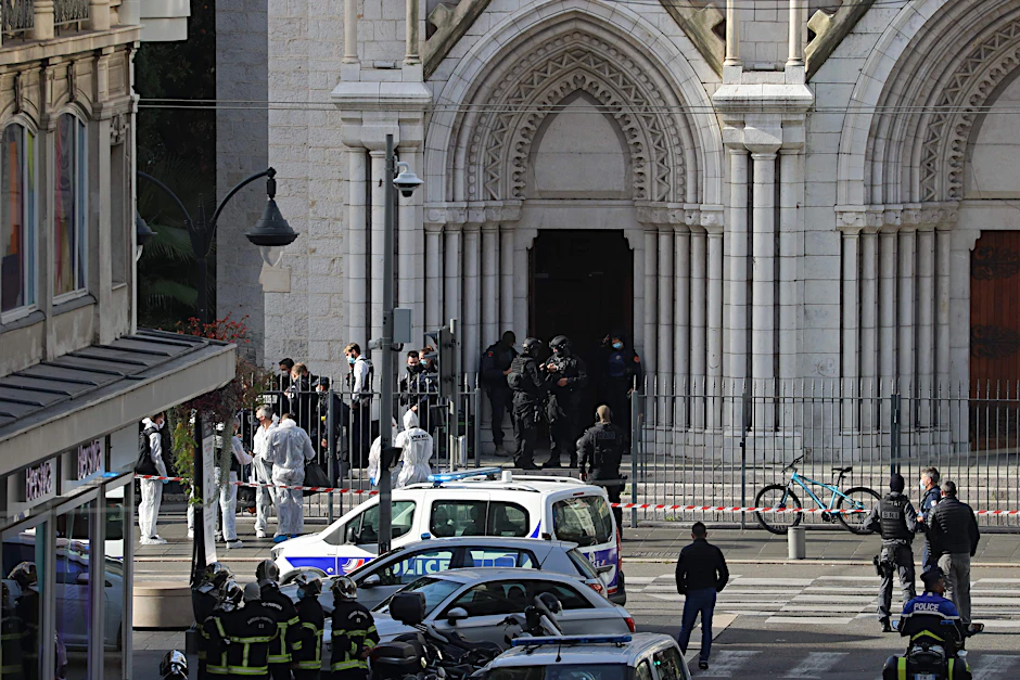 Französische Gerichtsmediziner treffen am Ort eines Messerangriffs in Nizza ein. Der Täter soll ein 21-jähriger Tunesier sein.