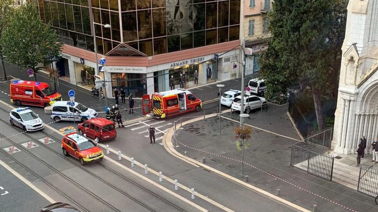 Der Tatort – rechts der bewachte Eingang der Kirche Notre-Dame.&nbsp;