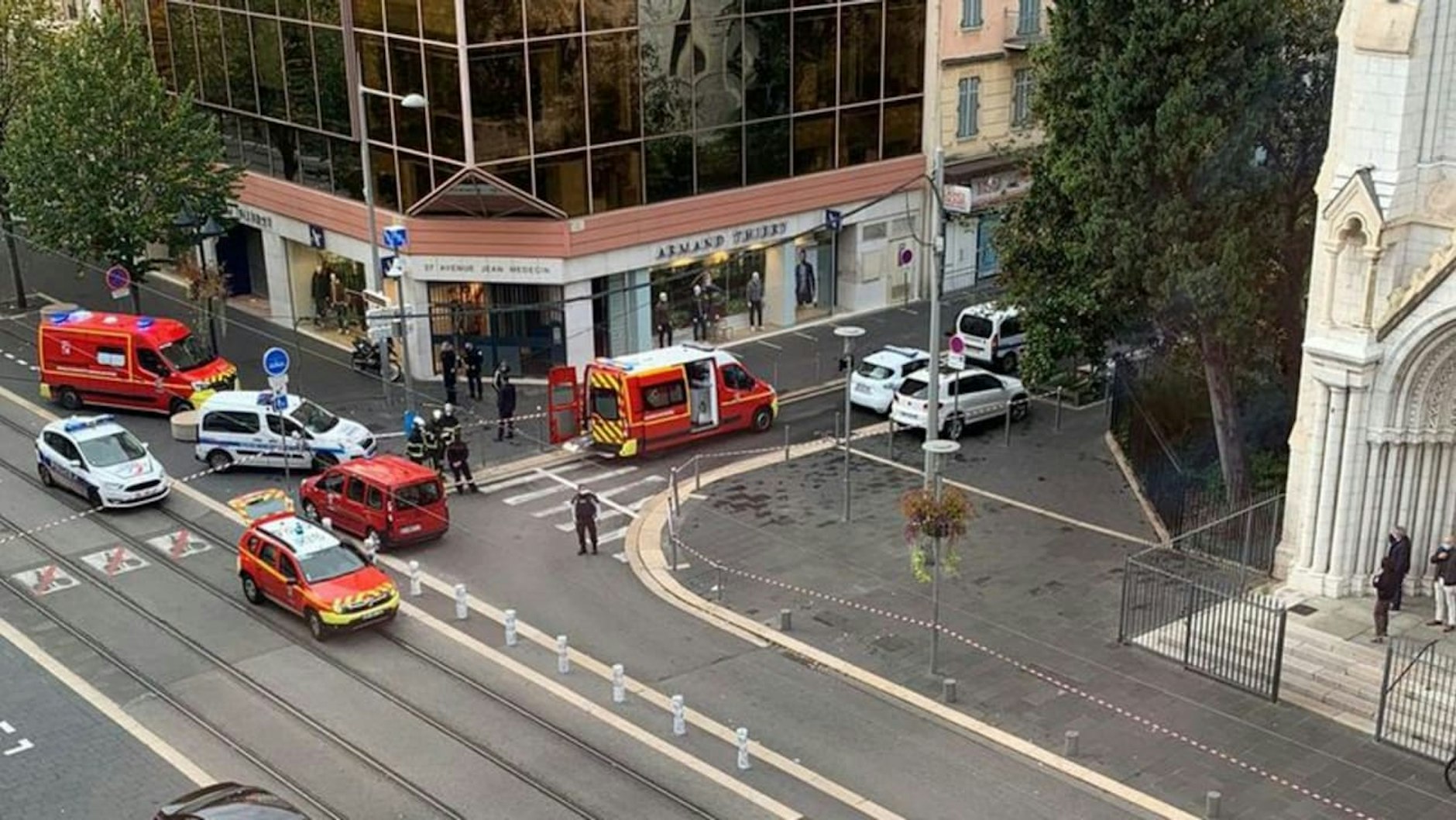 Der Tatort – rechts der bewachte Eingang der Kirche Notre-Dame.&nbsp;