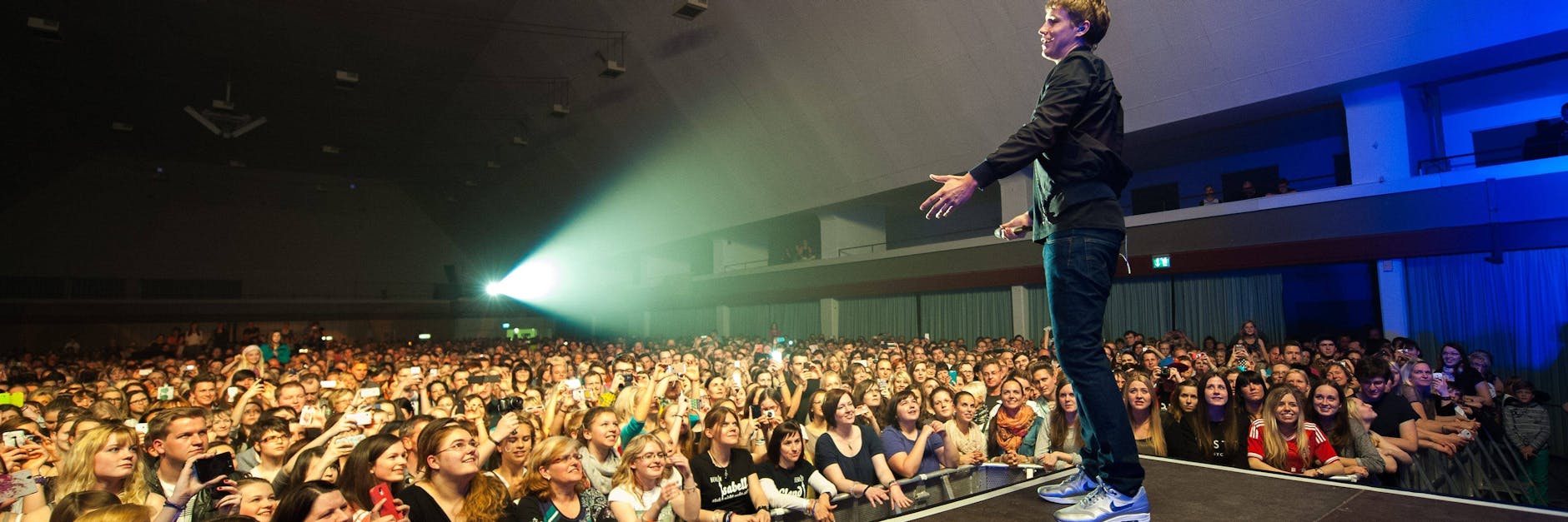 Popstar Tim Bendzko trat bei einem simulierten Konzert in der Arena auf. Hierbei soll das Risiko eines Corona-Ausbruchs nach Großveranstaltungen herausgefunden werden. (Archivbild).<br>