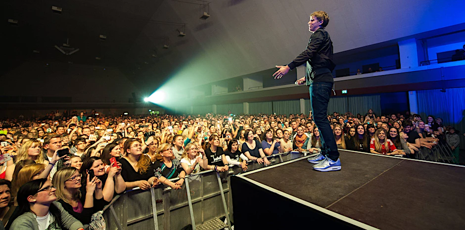 Popstar Tim Bendzko trat bei einem simulierten Konzert in der Arena auf. Hierbei soll das Risiko eines Corona-Ausbruchs nach Großveranstaltungen herausgefunden werden. (Archivbild).<br>