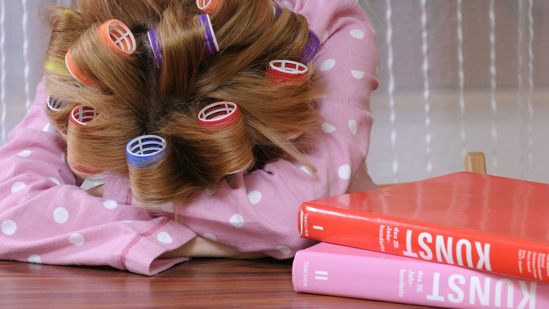 Nachdem eine Kundin mit Pyjama und pinkem Morgenmantel bei ihm Einkaufen wollte, sprach ein Marktleiter in Duisburg ein Verbot dieser Bekleidung aus.&nbsp;