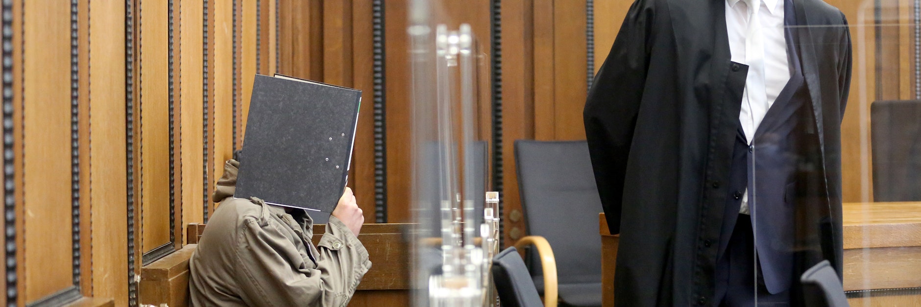 Der 40-jährige Angeklagte (l) wartet mit seinem Anwalt auf den Beginn des Prozesses.