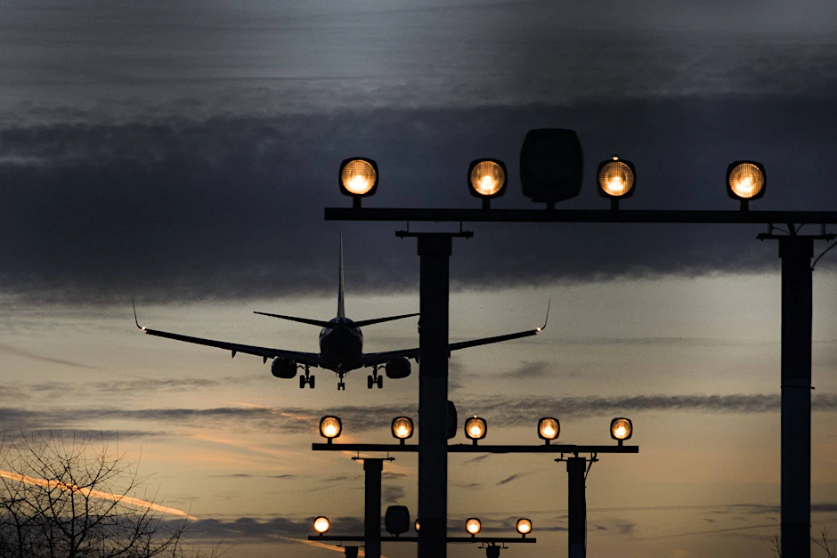 Ein Flugzeug im Landeanflug auf den Flughafen Tegel.