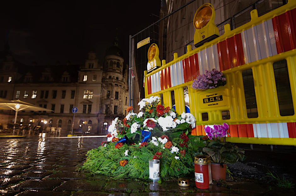 Blumen und Kerzen in der Nähe des Tatorts