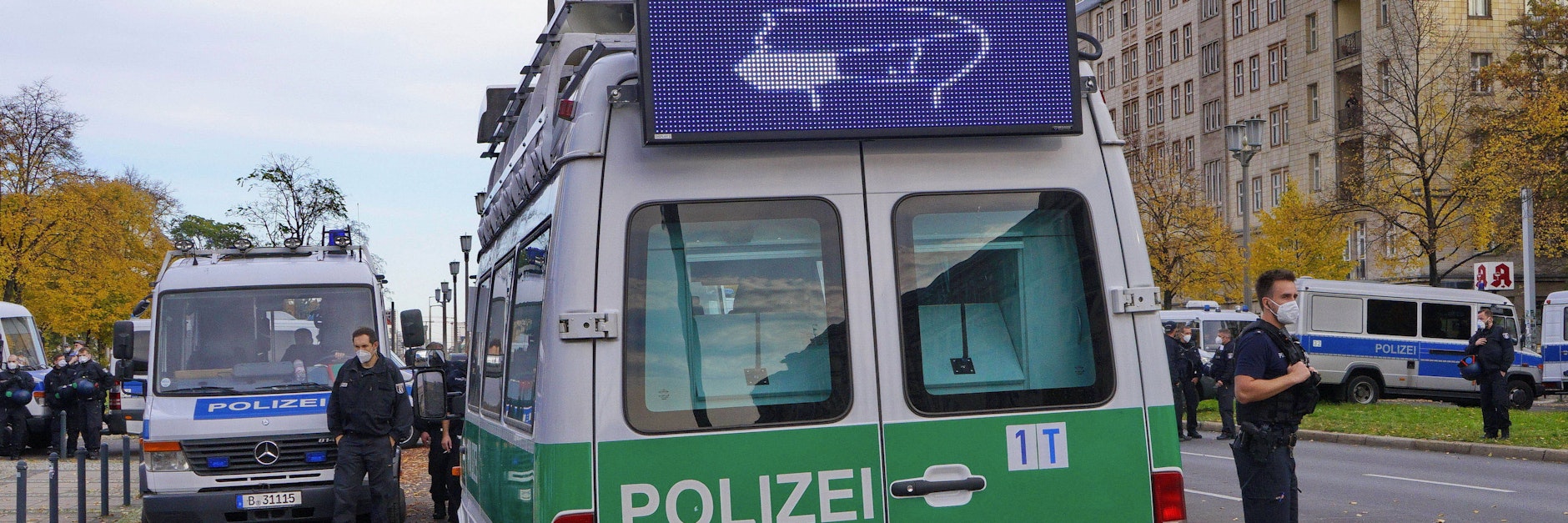 Polizisten im Einsatz bei einer Querdenker-Demonstration gegen die bestehenden Maßnahmen zur Eindämmung der Corona-Pandemie.&nbsp;