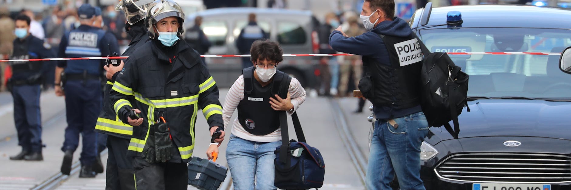 Französische Gerichtsmediziner treffen am Ort eines Messerangriffs in Nizza ein. Der Täter soll ein 21-jähriger Tunesier sein.