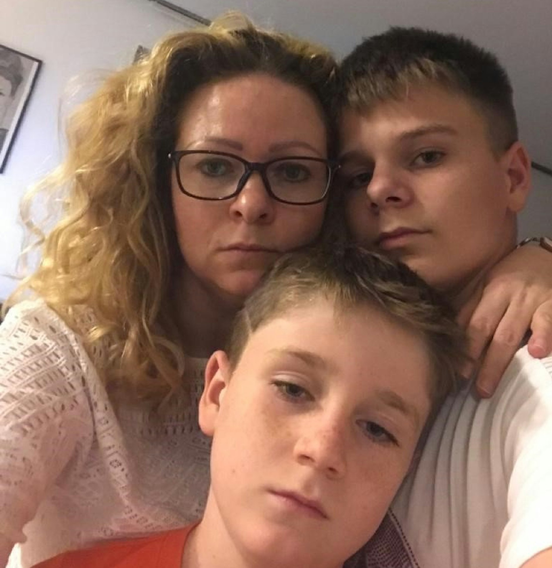 Die Mutter Jenny B. und ihre beiden Söhne Finnlay (8) und Anekin (15) vermissen Bastian B. zu Hause in Beelitz sehr.