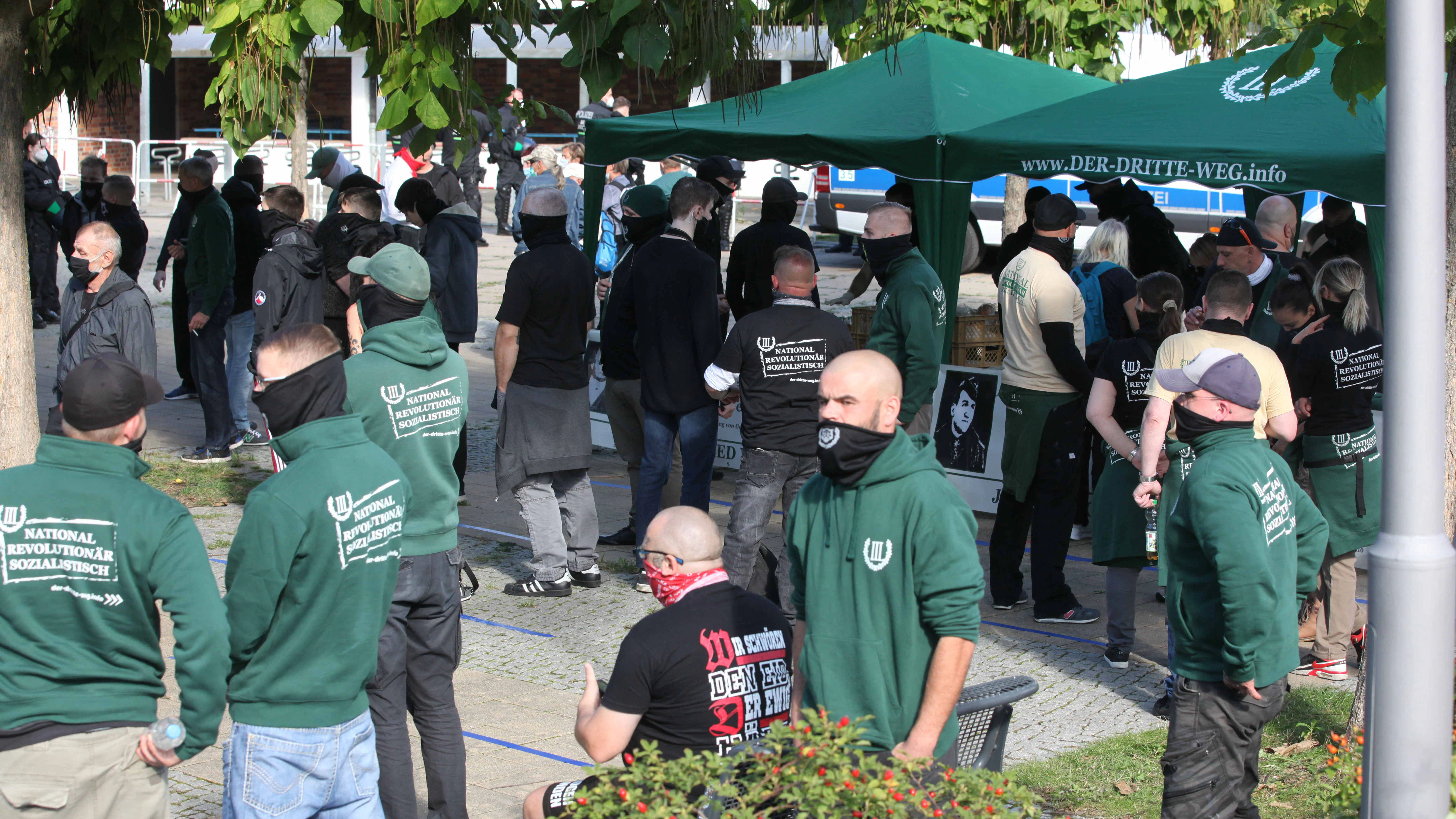 Teilnehmer für den Aufzug der Gruppe „Der Dritte Weg“ versammelten sich heute Mittag am S-Bahnhof Wartenberg.