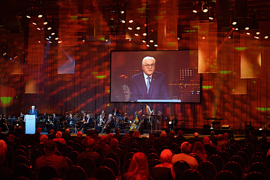 Der Festakt zum 30. Jahrestag der Deutschen Einheit: Bundespräsident Frank-Walter Steinmeier bei seiner Rede in der Metropolis-Halle im Filmpark Babelsberg.