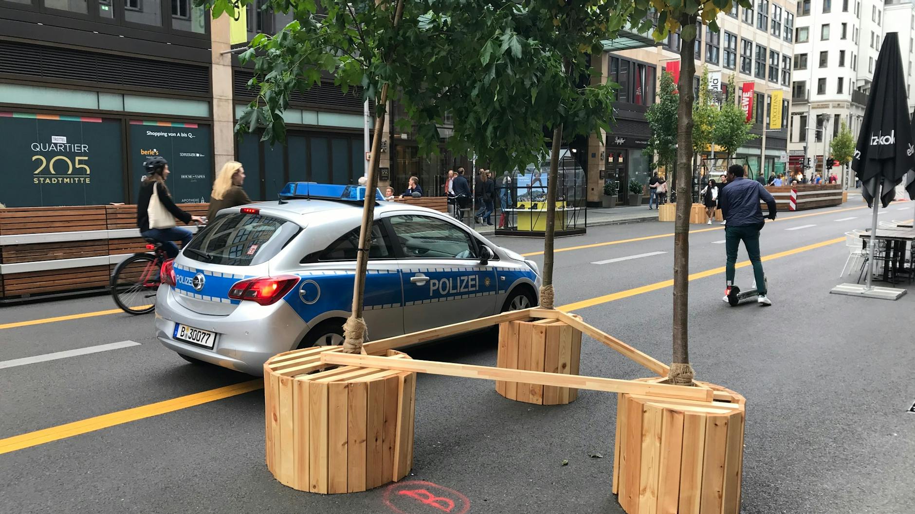 Objektschützer der Berliner Polizei fahren einfach über den Fahrradweg in der gesperrten Zone der Friedrichstraße. 