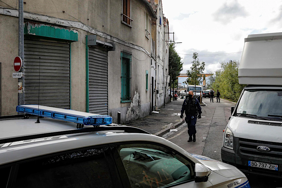 Die Polizei sperrt den Bereich vor einem Haus ab. Ermittler haben in einem Haus in einem Pariser Vorort fünf Tote gefunden.