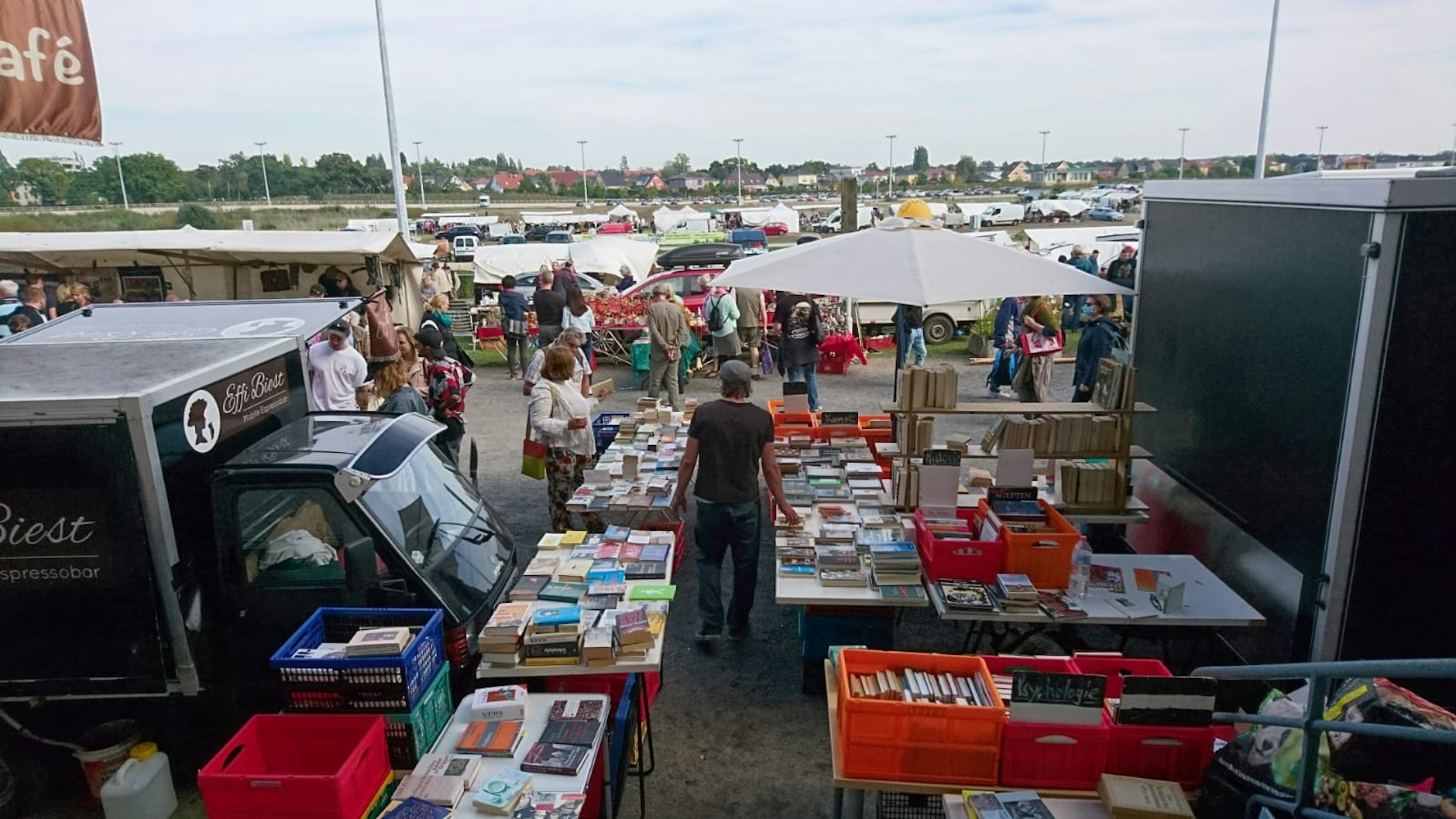 Blick auf dem Riesenflohmarkt auf dem Gelände der Trabrennbahn Karlshorst, der jedes Jahr am Tag der Deutschen Einheit stattfindet.