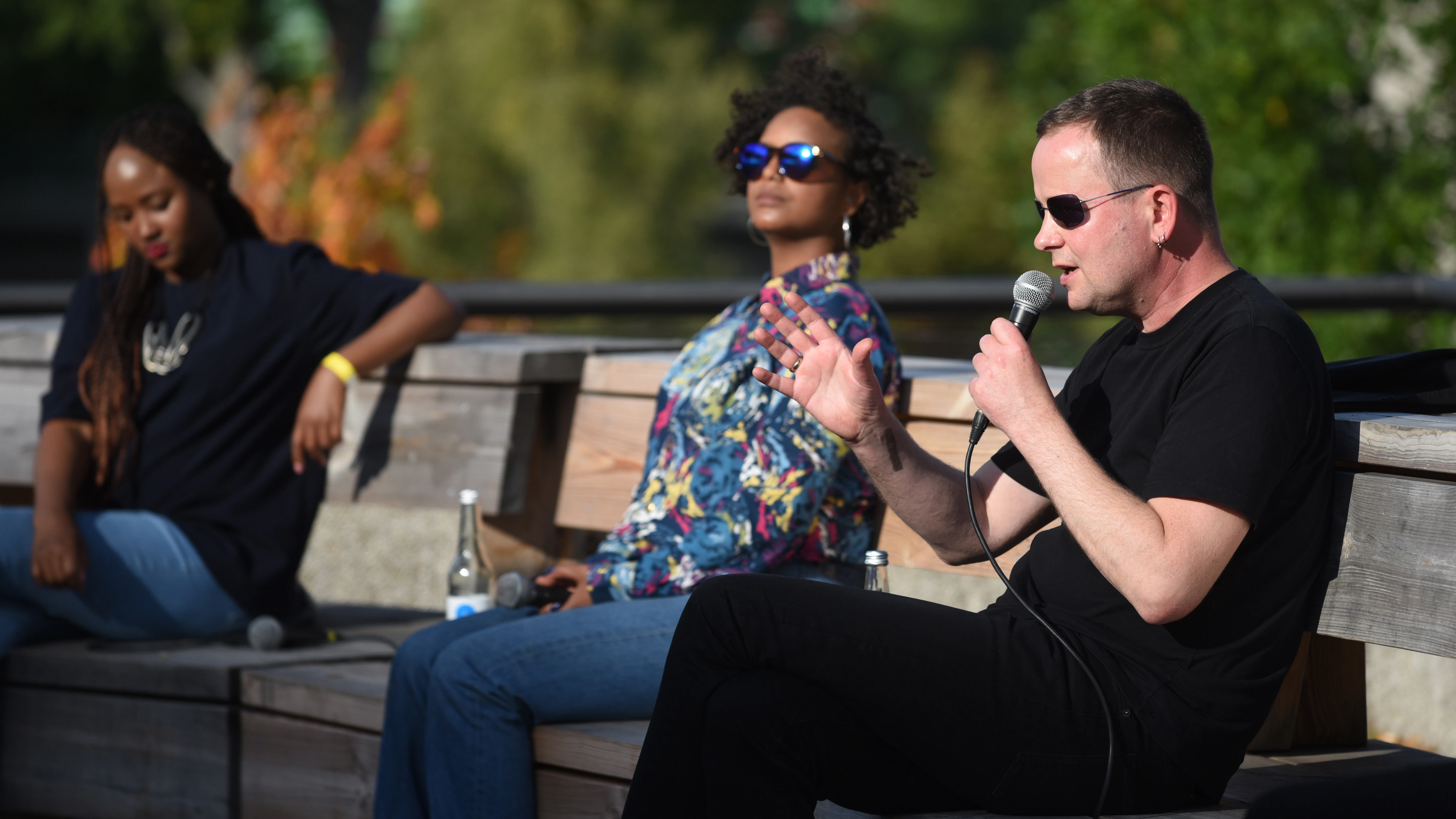 Maureen „Mo“ Mutheu und Lewamm „Lu“ Ghebremariam im Gespräch mit Kultursenator Klaus Lederer.