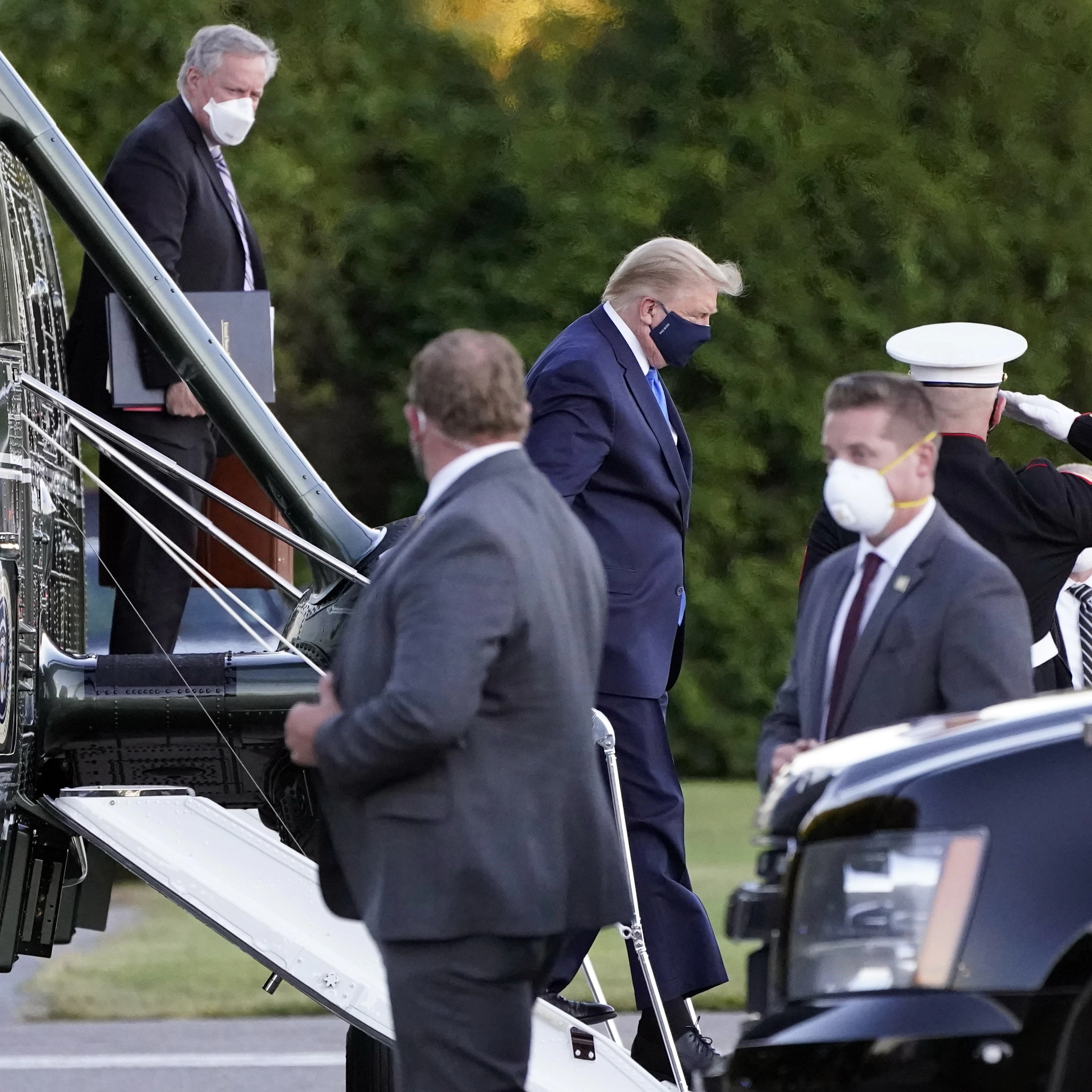 Der erkrankte Donald Trump verlässt den Hubschrauber, der ihn in ein Militärhospital gebracht hat.