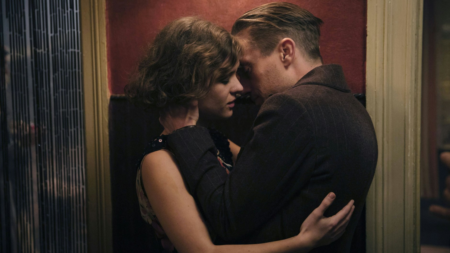 Volker Bruch und Liv Lisa Fries in einer Szene aus der dritten „Babylon Berlin“-Staffel.